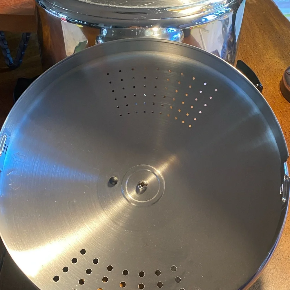 Farberware 8 Qt Stainless Stock Pot with Strainer Lid like New